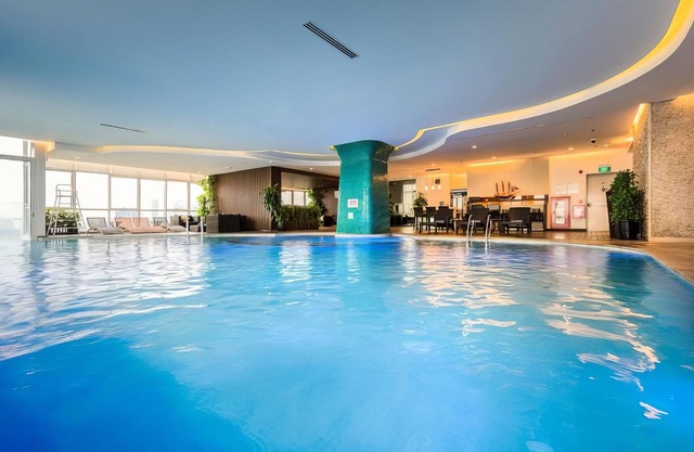 Charming 1-bedroom Studio for 4 with Balcony Pool Gym in Luxury Center Building