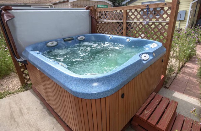 Charming 1-bedroom private apartment in a cottage with AC & WiFi