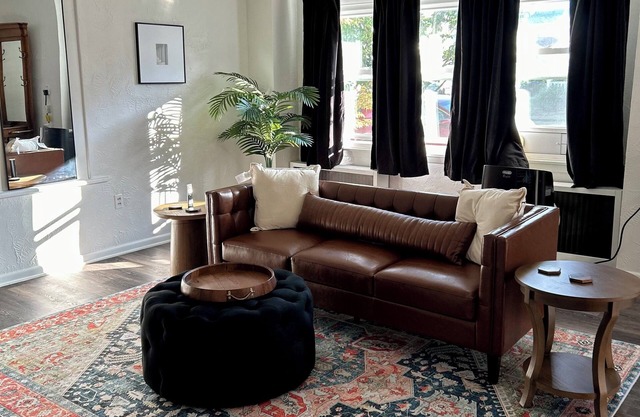 Charming 1-bedroom apartment in Southwest Greensburg - close to everything.