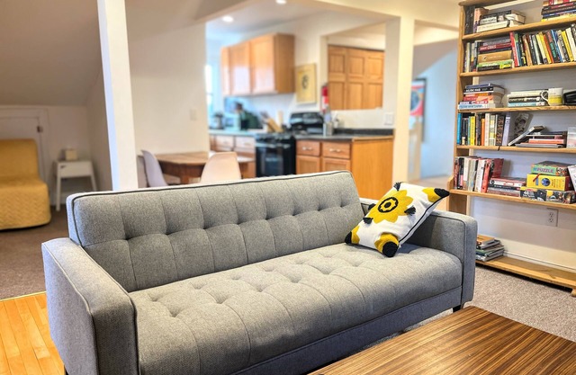 Charming 1-bedroom apartment with AC, WiFi in Historic Saint Paul