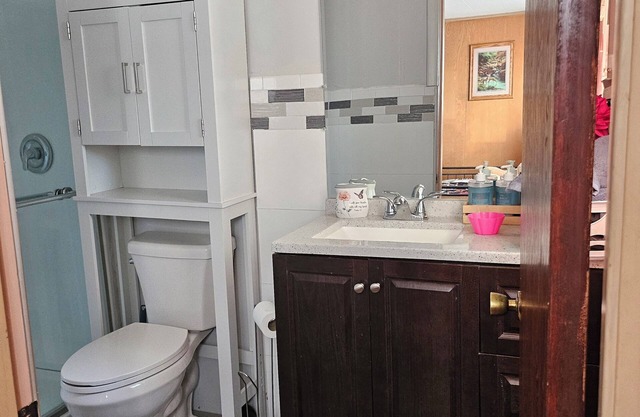 Charming 1-bedroom and bathroom in a house in delightful Lynn with WiFi, AC.