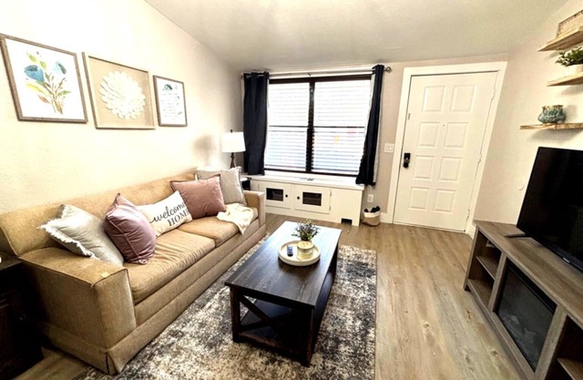 Charming 1 bedroom apartment with AC, WiFi in quaint Columbus