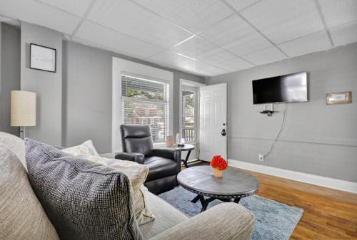 Charming 1 Bedroom, Apartment House in Lansing