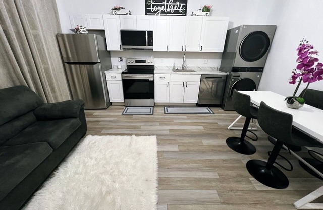 Charming 1-bedroom apartment with pool, WiFi, AC centrally located!