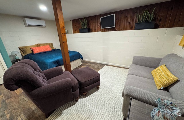 Charming 1-bedroom basement apartment with WiFi, AC in quaint Canton