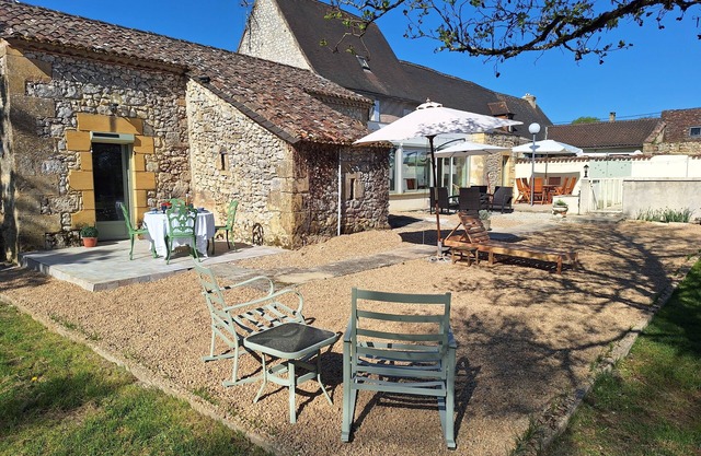 Charming 1-bedroom cottage 'La Boulangerie' with beautiful garden and pool.