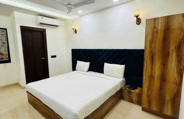 Charming 1-bedroom hotel in delightful Agra with AC and attached washroom