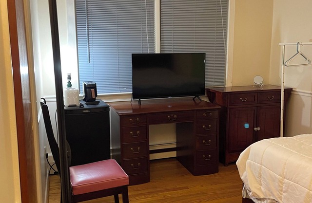 Charming 1-bedroom house in fabulous Fairfax with WiFi, AC, fitness room
