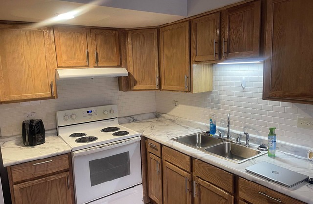 Charming 1-bedroom unit in fantastic Burnham with AC, WiFi, Laundry & parking.