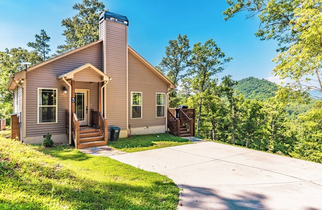 Charming 1-bedroom house w/mountain view & close to Fontana Lake in Bryson City