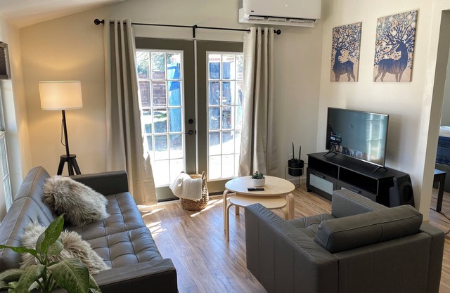 Charming 1-bedroom cottage with WiFi, AC in amazing San Antonio