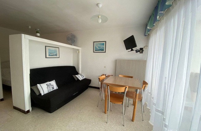 Charming 1-BR Apt near Thermal Baths and Etang, Parking & WiFi, Pet-Friendly