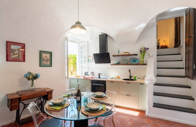 Charming 100 sqm apartment, accommodating up to 6 people, located on the ground floor of a typical Ligurian building.The property is located in the center of Cervo, one of Italy's most charming villages, in a convenient and well-served location, ideal fo