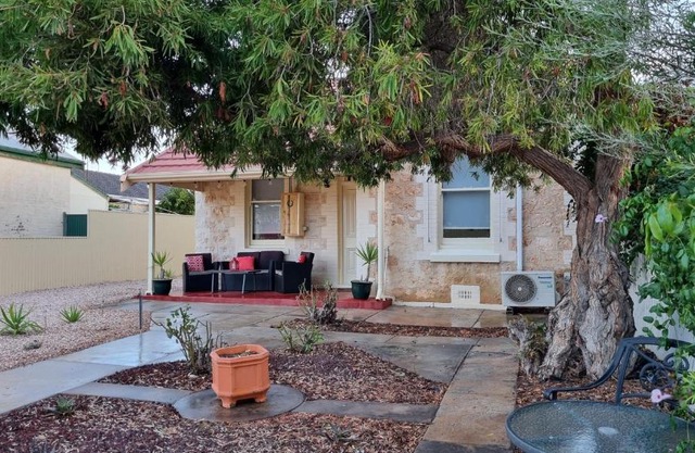 Charming 100 yr old cottage in the heart of Moonta