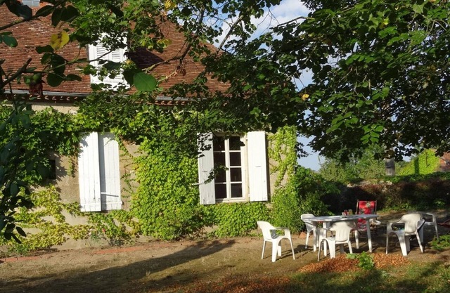 Charming 17th-Century Gite with Modern Amenities in Tranquil Countryside