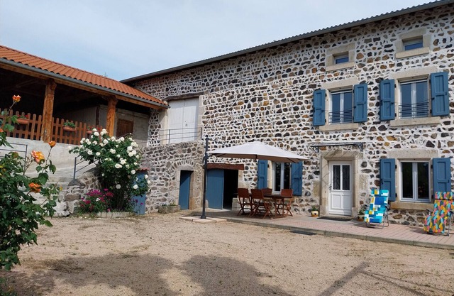 Charming 19th-Century Farmhouse: Heated, Baby-Friendly, Near Loire Gorges & Historic Sites