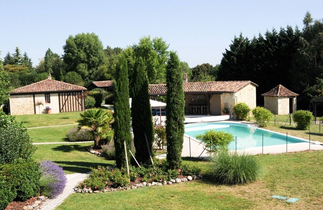 Charming 2–4 Person Cottage with Pool, Spa & A/C – Near Bergerac
