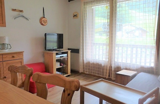 Charming 2* Apartment for 5 at Ski Slopes - Wifi, Parking, Pet-Friendly, Cozy Kitchen