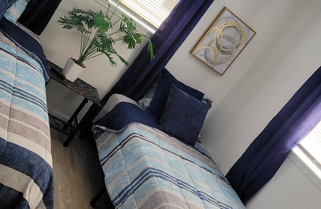 Charming 2-bdrm duplex in Sacramento with AC, WiFi parking. remodeled unit