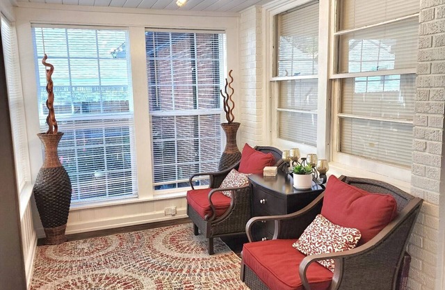 Charming 2 Bedroom Home Near Hospitals Downtown