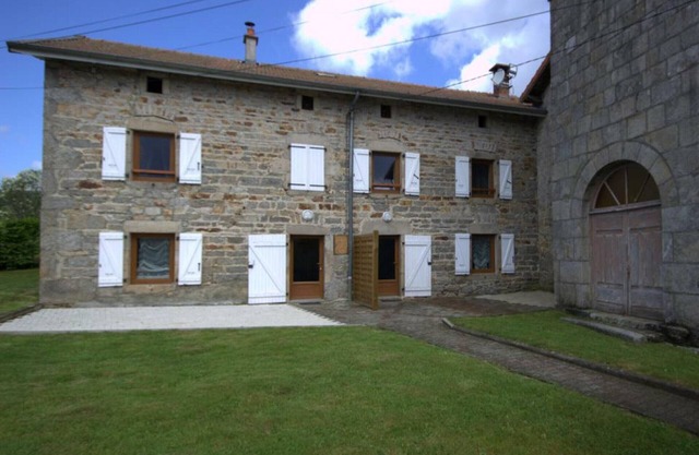 Charming 2-Bed Gite with Fireplace, Garden & Nearby Winter Activities