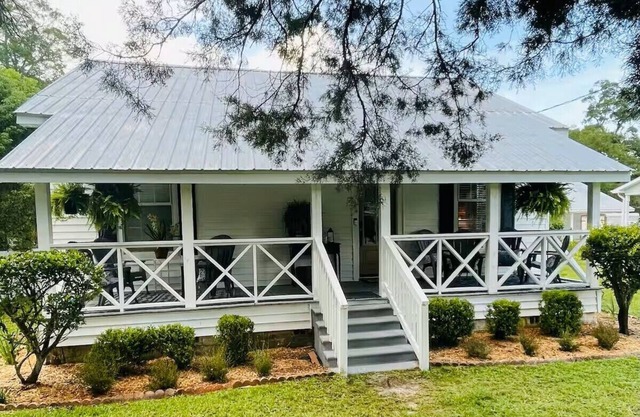 Charming 2-bedroom cottage with AC, WiFi in enchanting DeFuniak Springs