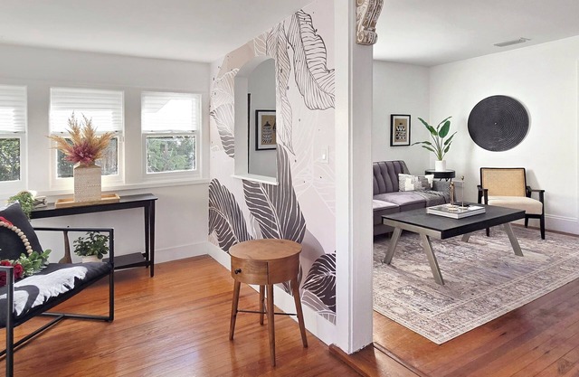 Charming 2-bedroom Cottage Close to Downtown and the Beach No. 1