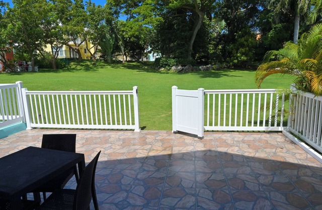 Charming 2-bedroom beach house with WiFi, AC in beautiful Negril