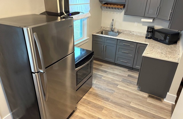 Charming 2-bedroom house with AC, WiFi in quaint New Kensington