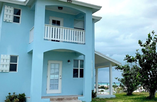 Charming 2-bedroom house with Hill-top views on Pelican Shores.
