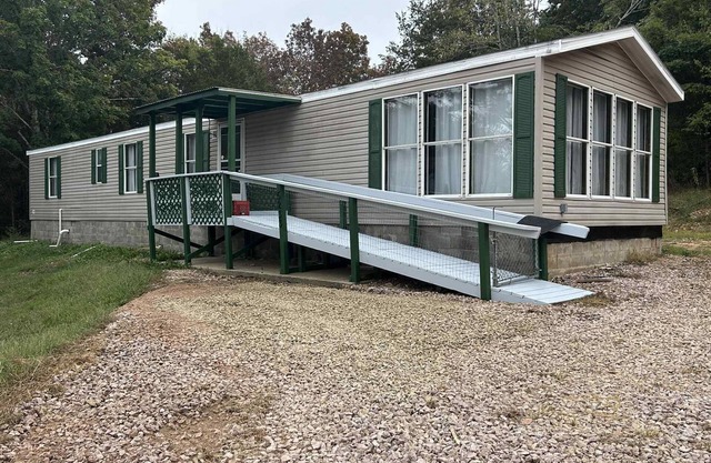 Charming 2-bedroom country mobile home with game room, hot tub, seasonal pool