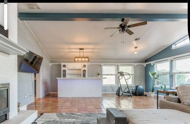 Charming 2-bedroom house with WiFi, AC, Towels, Linens, washer/dryer.