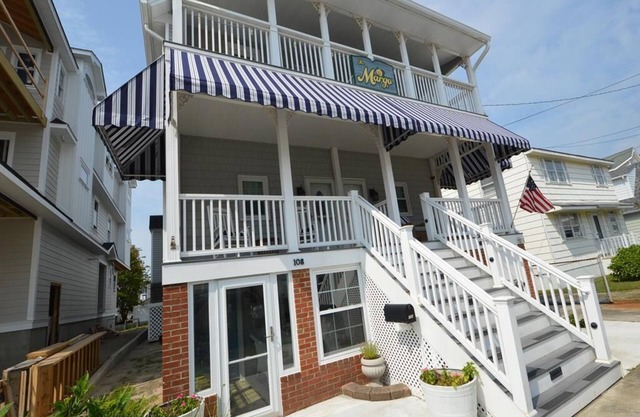 Charming 2 Bedroom Located 2 Blocks from the Beach!