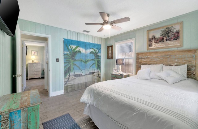 Charming 2-bedroom house with AC, WiFi in St. Pete Beach