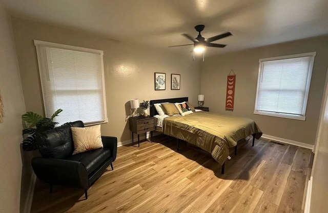 Charming 2-bedroom house in Warner Robins with WiFi and AC