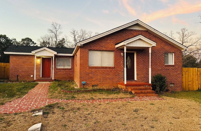 Charming 2-bedroom house with WiFi, AC in pleasant Warner Robins
