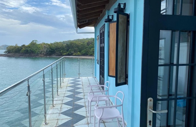 Charming 2-bedroom, 2.5 bath Over-water House on Secluded Beach!