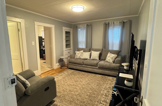 Charming 2-bedroom 2nd Fl apt in Manchester. Walking distance to restaurants