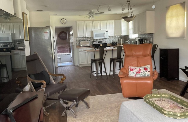 Charming 2-bedroom apartment in fabulous South Fort Myers with WiFi, AC