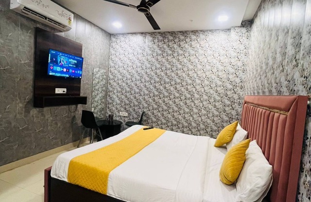 Charming 2-bedroom apartment with AC, WiFi in fantastic Vrindavan