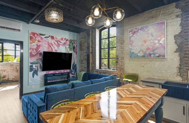 Charming 2-bedroom apartment with AC, WiFi in the Heart of Covington Square