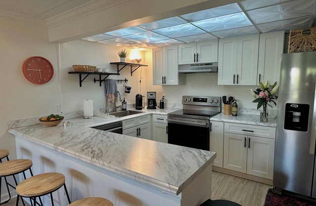 Charming 2-bedroom apartment in brilliant Knoxville with walkable campus access.