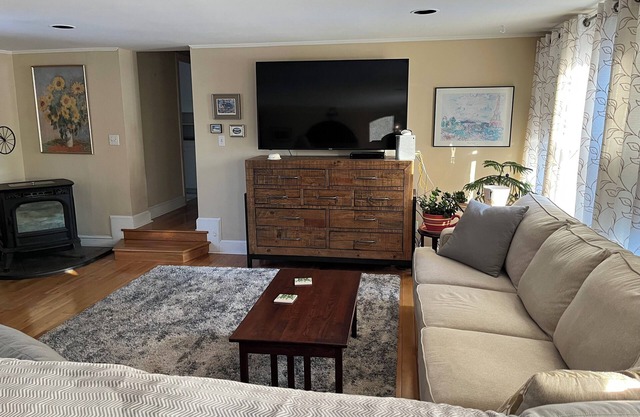 Charming 2-bedroom apartment with very fast WiFi, AC, full deck and bbq grill