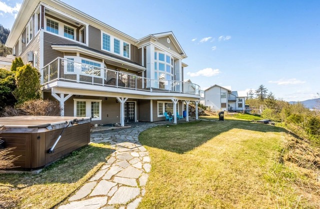 Charming 2-bedroom apartment view on Douglas Island 6mins from downtown Juneau!