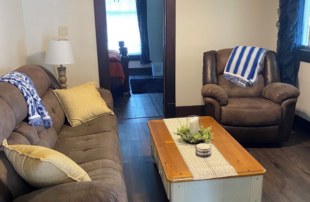Charming 2-bedroom apartment with WiFi, AC in Wabash. Great location