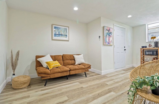 Charming 2-bedroom apartment with WiFi, AC in lovely Cocoa