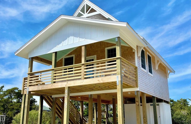 Charming 2-bedroom, BRAND NEW custom home, linens provided, steps to the beach!