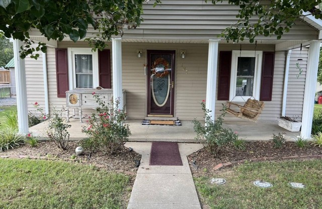 Charming 2-bedroom bungalow with WiFi, AC in serene Cave City.