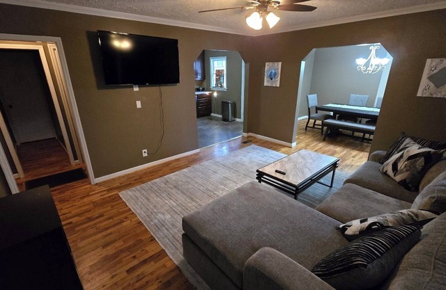 Charming 2-bedroom bungalow with WiFi minutes away from St Francis Hospital