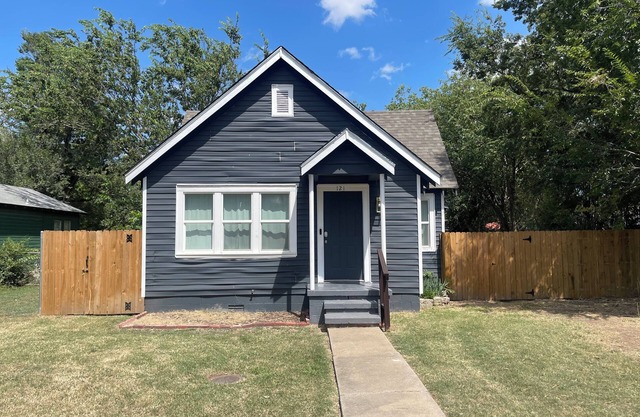 Charming 2-bedroom bungalow close to OU campus & hospitals.